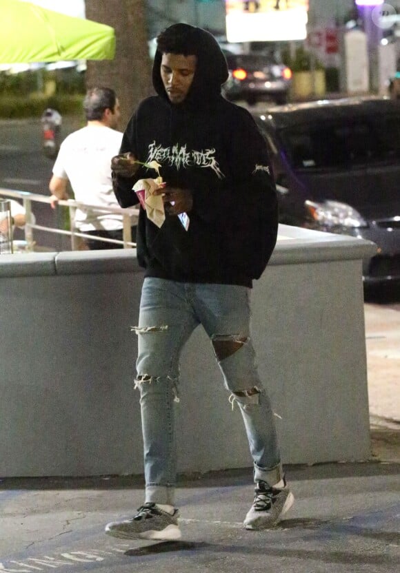 Le joueur des Los Angeles Lakers Nick Young va se chercher un Yaourt glacé tard dans la nuit chez Menchies à Los Angeles, Californie, le 21 juin 2016.