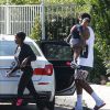 Nick Young apporte son fils Nick Jr. à Keonna Green, la mère de l'enfant venue le récupérer en voiture, devant la maison de sa fiancée Iggy Azalea à Tarzana, le 25 juin 2015.