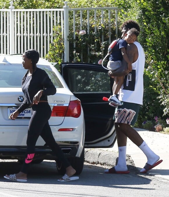 Nick Young apporte son fils Nick Jr. à Keonna Green, la mère de l'enfant venue le récupérer en voiture, devant la maison de sa fiancée Iggy Azalea à Tarzana, le 25 juin 2015.