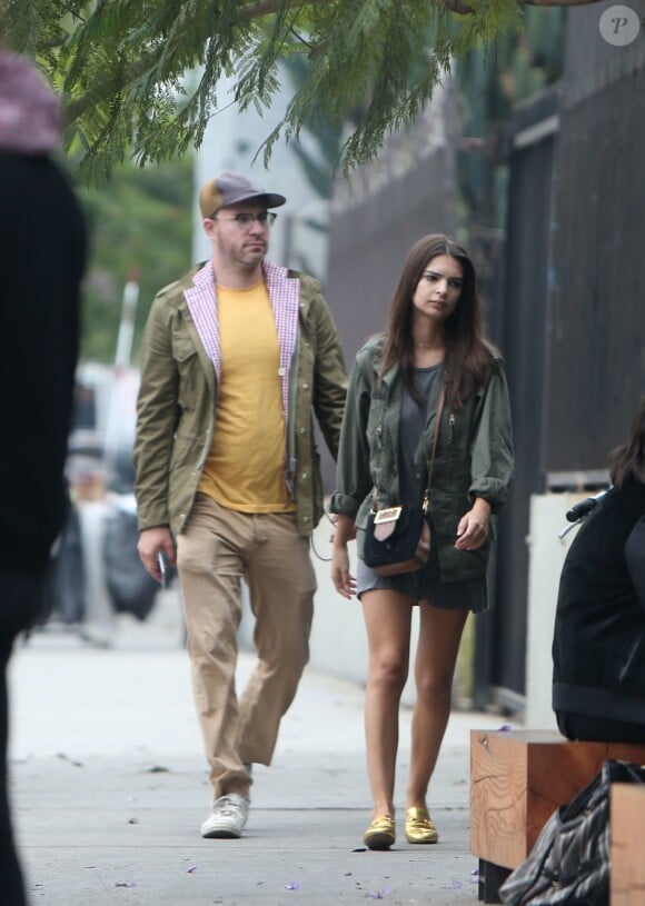 Exclusif - Emily Ratajkowski se promène avec son petit ami Jeff Magid dans les rues de Los Angeles, le 31 mai 2016 © CPA/Bestimage