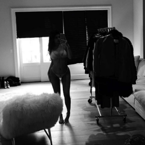 Kylie Jenner exhibe ses courbes plantureuses quelques heures après sa soeur Kim Kardashian. Photo publiée sur Snapchat, le 7 juillet 2016