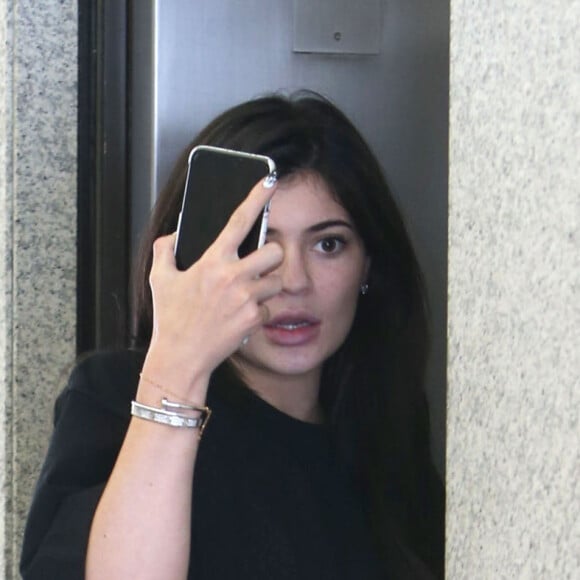 Kylie Jenner et son compagnon Tyga à la sortie d'un centre médical à Beverly Hills. Kylie cache son visage avec son téléphone pendant que Tyga fait un doigt d’honneur aux photographes! le 1er juillet 2016