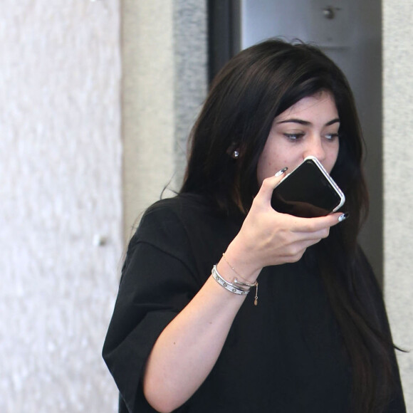 Kylie Jenner et son compagnon Tyga à la sortie d'un centre médical à Beverly Hills. Kylie cache son visage avec son téléphone pendant que Tyga fait un doigt d’honneur aux photographes! le 1er juillet 2016