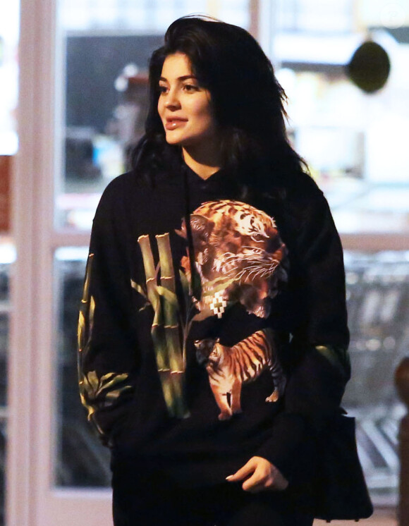 Exclusif - Kylie Jenner, sans maquillage, fait des courses avec son assistante à Los Angeles le 26 juin 2016.