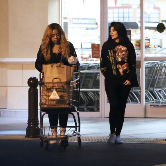 Exclusif - Kylie Jenner, sans maquillage, fait des courses avec son assistante à Los Angeles le 26 juin 2016.