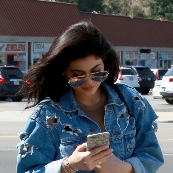 Kylie Jenner s'est arrêtée au restaurant japonais Kabuki avec une amie à Woodland Hills. La starlette de télé-réalité en a profité pour signer des autographes et poser avec ses fans. Le 23 juin 2016