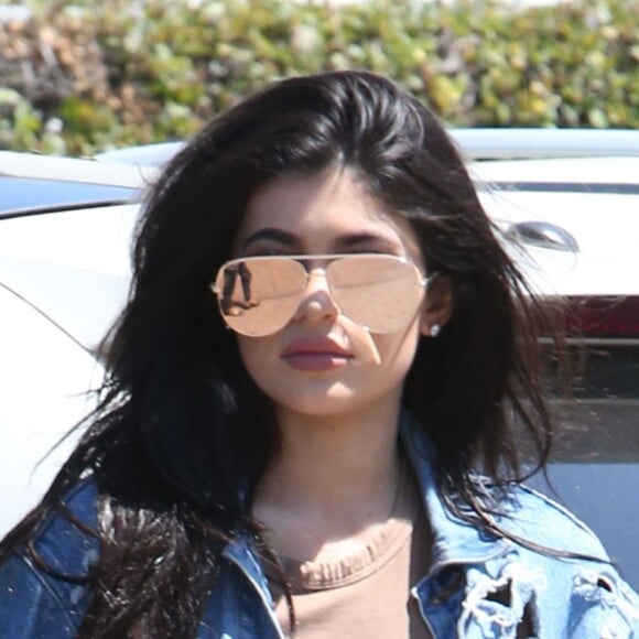 Kylie Jenner s'est arrêtée au restaurant japonais Kabuki avec une amie à Woodland Hills. La starlette de télé-réalité en a profité pour signer des autographes et poser avec ses fans. Le 23 juin 2016