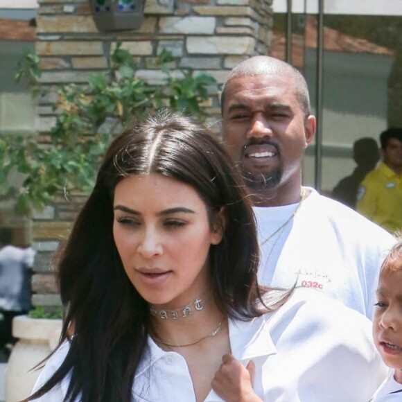 Kim Kardashian avec son mari Kanye West et leur fille North West sortent du cinema après avoir vu le film "Finding Dory" à Calabasas le 25 juin 2016.