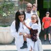 Kim Kardashian avec son mari Kanye West et leur fille North West sortent du cinema après avoir vu le film "Finding Dory" à Calabasas le 25 juin 2016.