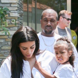 Kim Kardashian avec son mari Kanye West et leur fille North West sortent du cinema après avoir vu le film "Finding Dory" à Calabasas le 25 juin 2016.