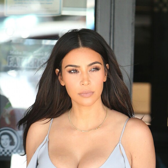 Kim Kardashian est allée déjeuner avec sa soeur Kourtney et son ex compagnon Scott Disick au restaurant "Maria Italian Kitchen" à Calabasas le 24 juin 2016.