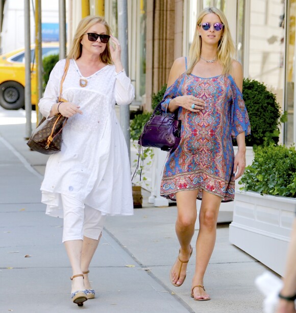 Nicky Hilton, très enceinte, fait du shopping avec sa mère Kathy Hilton à "Ralph Lauren Baby" sur Madison Avenue à New York, le 6 juillet 2016