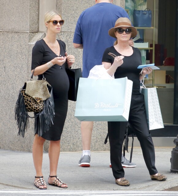 Nicky Hilton enceinte se balade avec sa mère Kathy Hilton à New York, le 31 mai 2016.