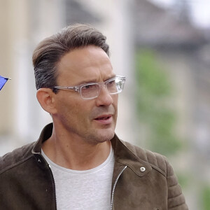 Exclusif - Le presentateur Julien Courbet fait équipe avec Patrice Leconte à la camera pour la realisation du prochain episode de ses aventures dans la saga de publicités pour les portes et fenêtres "Art et fenêtre". © Patrick Bernard- Arnaud Loth / Bestimage