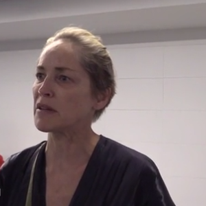 Sharon Stone en larmes et au naturel au LAX de Los Angeles, jeudi 7 juillet 2016. (capture d'écran)