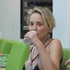Sharon Stone discute et éclate de rire avec un ami dans un salon de manucure à Beverly Hills, le 28 juin 2016