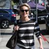 Sharon Stone, très souriante, se promène dans les rues de Los Angeles, le 13 février 2016
