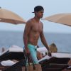Raphaël Varane, musclé et remis de sa blessure, en vacances sur une plage à Miami le 8 juillet 2016.