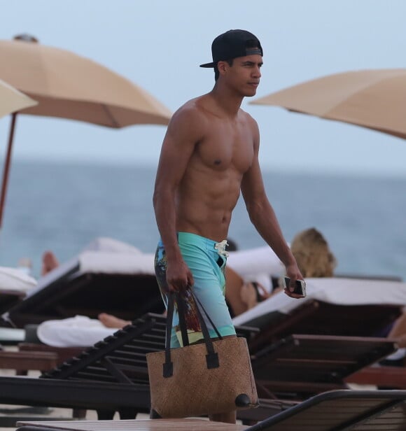 Raphaël Varane, musclé et remis de sa blessure, en vacances sur une plage à Miami le 8 juillet 2016.