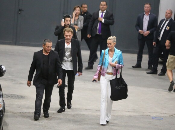 Exclusif - Johnny Hallyday et sa femme Laeticia quittent le concert de Céline Dion à l'AccorHotels Arena à Paris le 9 juillet 2016.