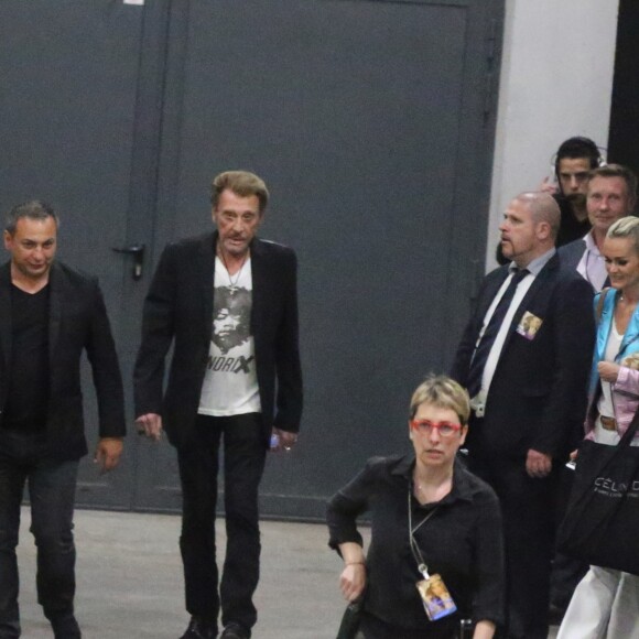 Exclusif - Johnny Hallyday et sa femme Laeticia quittent le concert de Céline Dion à l'AccorHotels Arena à Paris le 9 juillet 2016.