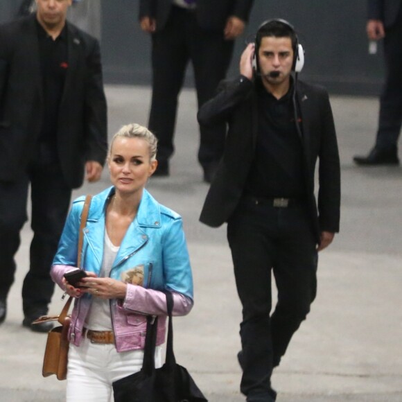 Exclusif - Johnny Hallyday et sa femme Laeticia quittent le concert de Céline Dion à l'AccorHotels Arena à Paris le 9 juillet 2016.