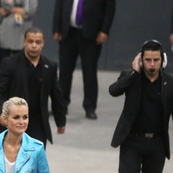 Exclusif - Johnny Hallyday et sa femme Laeticia quittent le concert de Céline Dion à l'AccorHotels Arena à Paris le 9 juillet 2016.