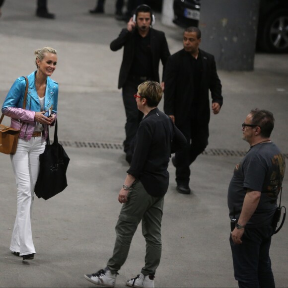 Exclusif - Johnny Hallyday et sa femme Laeticia quittent le concert de Céline Dion à l'AccorHotels Arena à Paris le 9 juillet 2016.