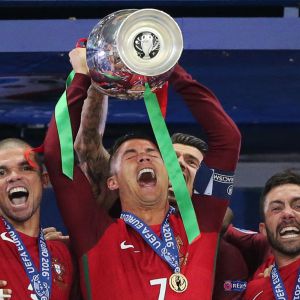 Cristiano Ronaldo soulève l'Euro 2016 après la victoire du Portugal contre la France (1-0), le 10 juillet 2016.