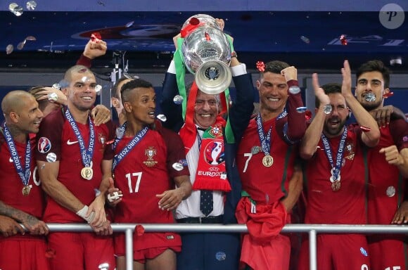 Joie de l'équipe portugaise et de Cristiano Ronaldo vainqueur de l'EURO 2016, le 10 juillet 2015.