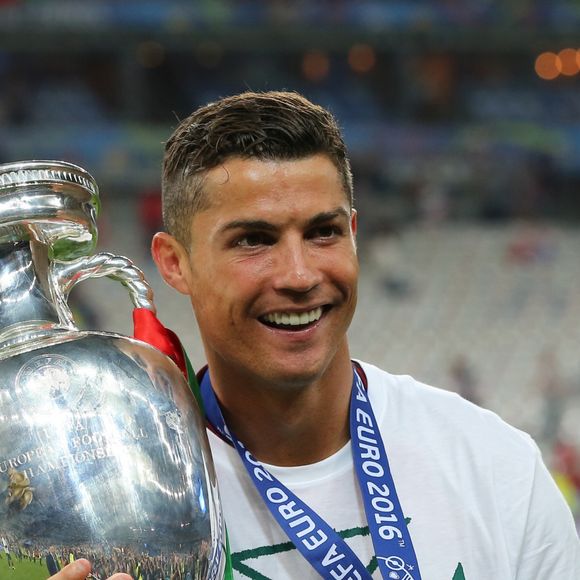 Cristiano Ronaldo pose avec la coupe d'Europe à l'issue du match de la finale de l'Euro 2016 Portugal-France au Stade de France à Saint-Denis le 10 juillet 2016. © Cyril Moreau / Bestimage