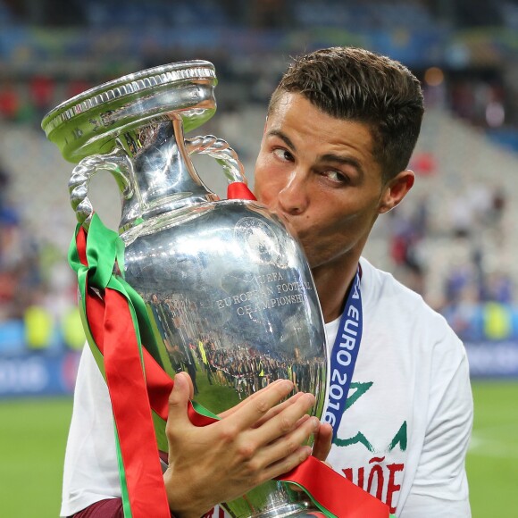 Cristiano Ronaldo pose avec la coupe d'Europe à l'issue du match de la finale de l'Euro 2016 Portugal-France au Stade de France à Saint-Denis le 10 juillet 2016. © Cyril Moreau / Bestimage