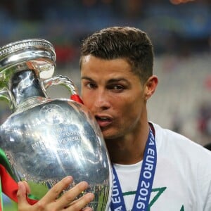 Cristiano Ronaldo pose avec la coupe d'Europe à l'issue du match de la finale de l'Euro 2016 Portugal-France au Stade de France à Saint-Denis le 10 juillet 2016. © Cyril Moreau / Bestimage