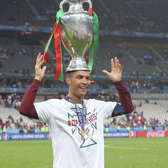 Cristiano Ronaldo pose avec la coupe d'Europe à l'issue du match de la finale de l'Euro 2016 Portugal-France au Stade de France à Saint-Denis le 10 juillet 2016. © Cyril Moreau / Bestimage