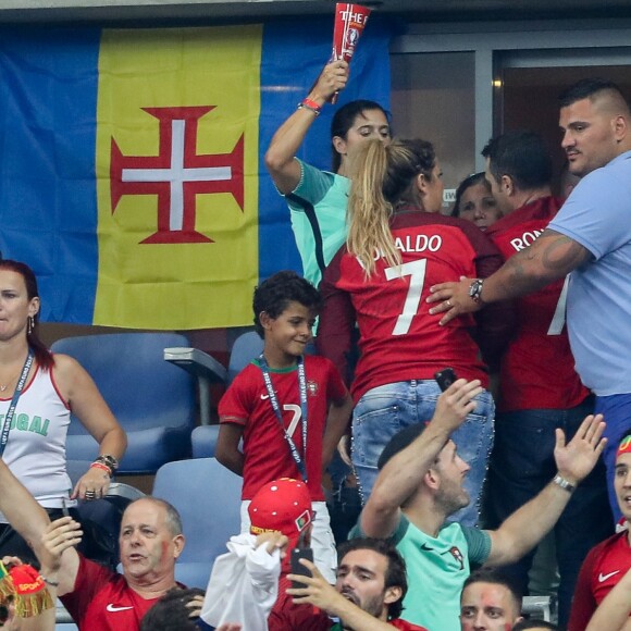 Cristiano Ronaldo Jr. (Fils de Cristiano Ronaldo), Dolores Aveiro (Mère de Cristiano Ronaldo), Katia Aveiro et Elma Aveiro (Soeurs de Cristiano Ronaldo) lors du match de la finale de l'Euro 2016 Portugal-France au Stade de France à Saint-Denis, France, le 10 juillet 2016. © Cyril Moreau/Bestimage