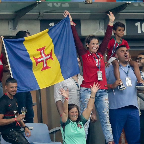 Cristiano Ronaldo Jr. (Fils de Cristiano Ronaldo), Dolores Aveiro (Mère de Cristiano Ronaldo), Katia Aveiro et Elma Aveiro (Soeurs de Cristiano Ronaldo) lors du match de la finale de l'Euro 2016 Portugal-France au Stade de France à Saint-Denis, France, le 10 juillet 2016. © Cyril Moreau/Bestimage