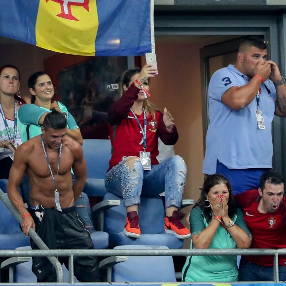 Cristiano Ronaldo Jr. (Fils de Cristiano Ronaldo), Dolores Aveiro (Mère de Cristiano Ronaldo), Katia Aveiro et Elma Aveiro (Soeurs de Cristiano Ronaldo) lors du match de la finale de l'Euro 2016 Portugal-France au Stade de France à Saint-Denis, France, le 10 juillet 2016. © Cyril Moreau/Bestimage