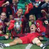 Cristiano Ronaldo vainqueur de l'EURO 2016, pose avec ses coéquipiers et le trophée.