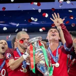 Cristiano Ronaldo et ses coéquipiers célèbrent la victoire avec la coupe lors du match de la finale de l'Euro 2016 Portugal-France au Stade de France à Saint-Denis, France, le 10 juillet 2016. © Cyril Moreau/Bestimage
