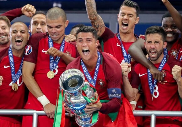 Cristiano Ronaldo et ses coéquipiers célèbrent la victoire avec la coupe lors du match de la finale de l'Euro 2016 Portugal-France au Stade de France à Saint-Denis, France, le 10 juiillet 2016. © Cyril Moreau/Bestimage