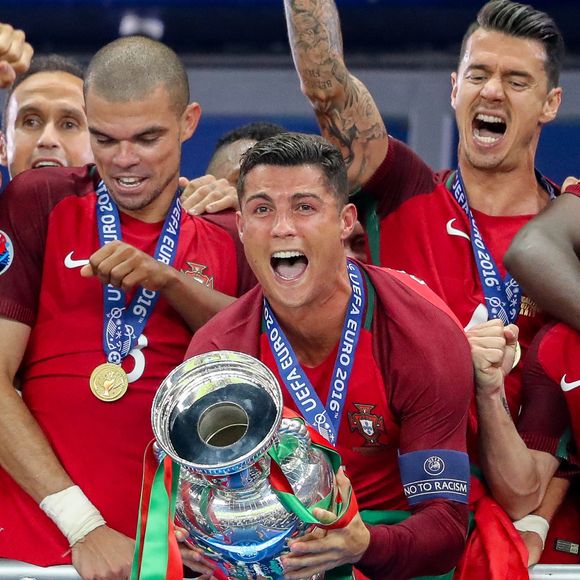 Cristiano Ronaldo et ses coéquipiers célèbrent la victoire avec la coupe lors du match de la finale de l'Euro 2016 Portugal-France au Stade de France à Saint-Denis, France, le 10 juiillet 2016. © Cyril Moreau/Bestimage