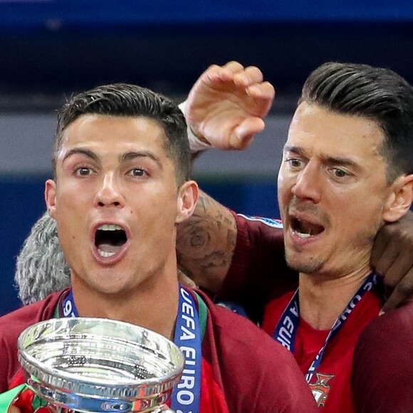Cristiano Ronaldo et ses coéquipiers célèbrent la victoire avec la coupe lors du match de la finale de l'Euro 2016 Portugal-France au Stade de France à Saint-Denis, France, le 10 juin 2016. © Cyril Moreau/Bestimage UEFA Euro 2016 final soccer match between Portugal vs France at Stade de France in Saint-Denis, France on July 10, 2016.10/07/2016 - Saint-Denis