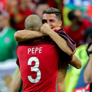 Cristiano Ronaldo et Pepe célèbrent la victoire lors du match de la finale de l'Euro 2016 Portugal-France au Stade de France à Saint-Denis, France, le 10 juillet 2016. © Cyril Moreau/Bestimage