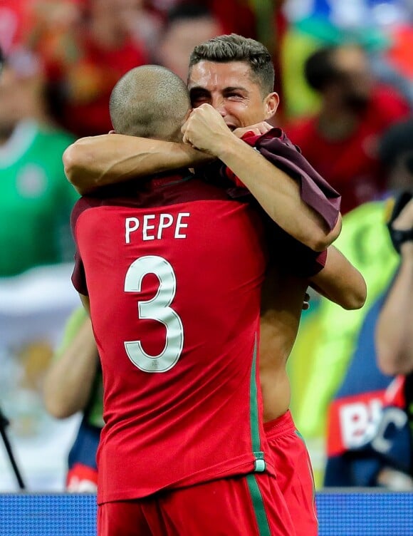 Cristiano Ronaldo et Pepe célèbrent la victoire lors du match de la finale de l'Euro 2016 Portugal-France au Stade de France à Saint-Denis, France, le 10 juillet 2016. © Cyril Moreau/Bestimage