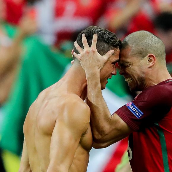 Cristiano Ronaldo et Pepe célèbrent la victoire lors du match de la finale de l'Euro 2016 Portugal-France au Stade de France à Saint-Denis, France, le 10 juillet 2016. © Cyril Moreau/Bestimage