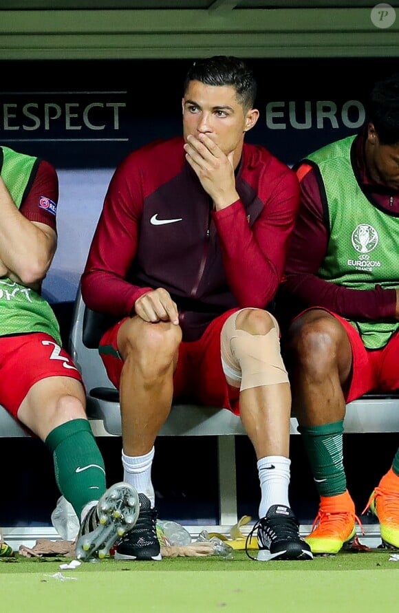 Cristiano Ronaldo sur le banc avec ses coéquipiers lors du match de la finale de l'Euro 2016 Portugal-France au Stade de France à Saint-Denis, France, le 10 juillet 2016. © Cyril Moreau/Bestimage