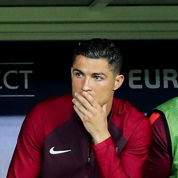 Cristiano Ronaldo sur le banc avec ses coéquipiers lors du match de la finale de l'Euro 2016 Portugal-France au Stade de France à Saint-Denis, France, le 10 juillet 2016. © Cyril Moreau/Bestimage