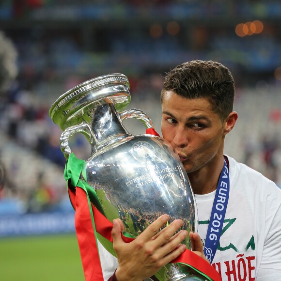 Cristiano Ronaldo pose avec la coupe d'Europe à l'issue du match de la finale de l'Euro 2016 Portugal-France au Stade de France à Saint-Denis le 10 juillet 2016. © Cyril Moreau / Bestimage