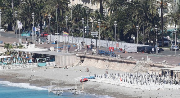 Vue de la promenade des Anglais à Nice au lendemain de l'attentat à Nice le 15 juillet 2016.
