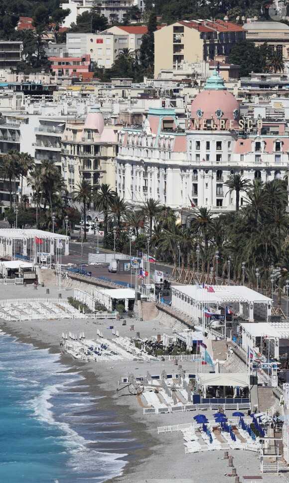 Vue de la promenade des Anglais à Nice au lendemain de l'attentat à Nice le 15 juillet 2016.